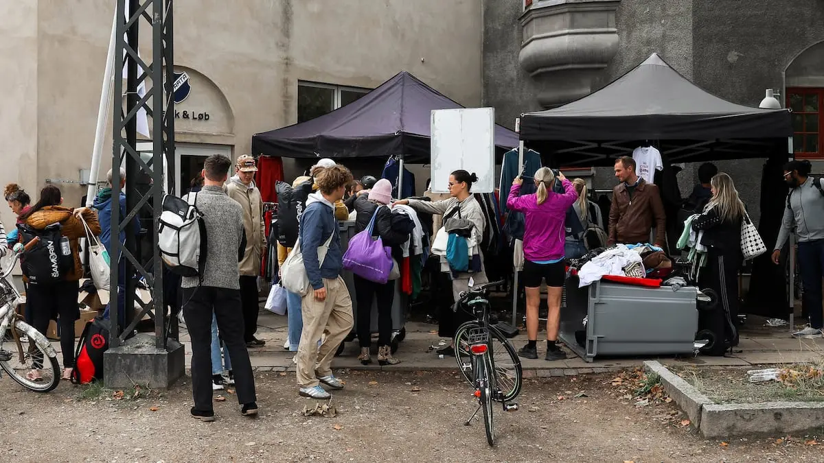 Løbere smed 15 ton brugt tøj på gaderne