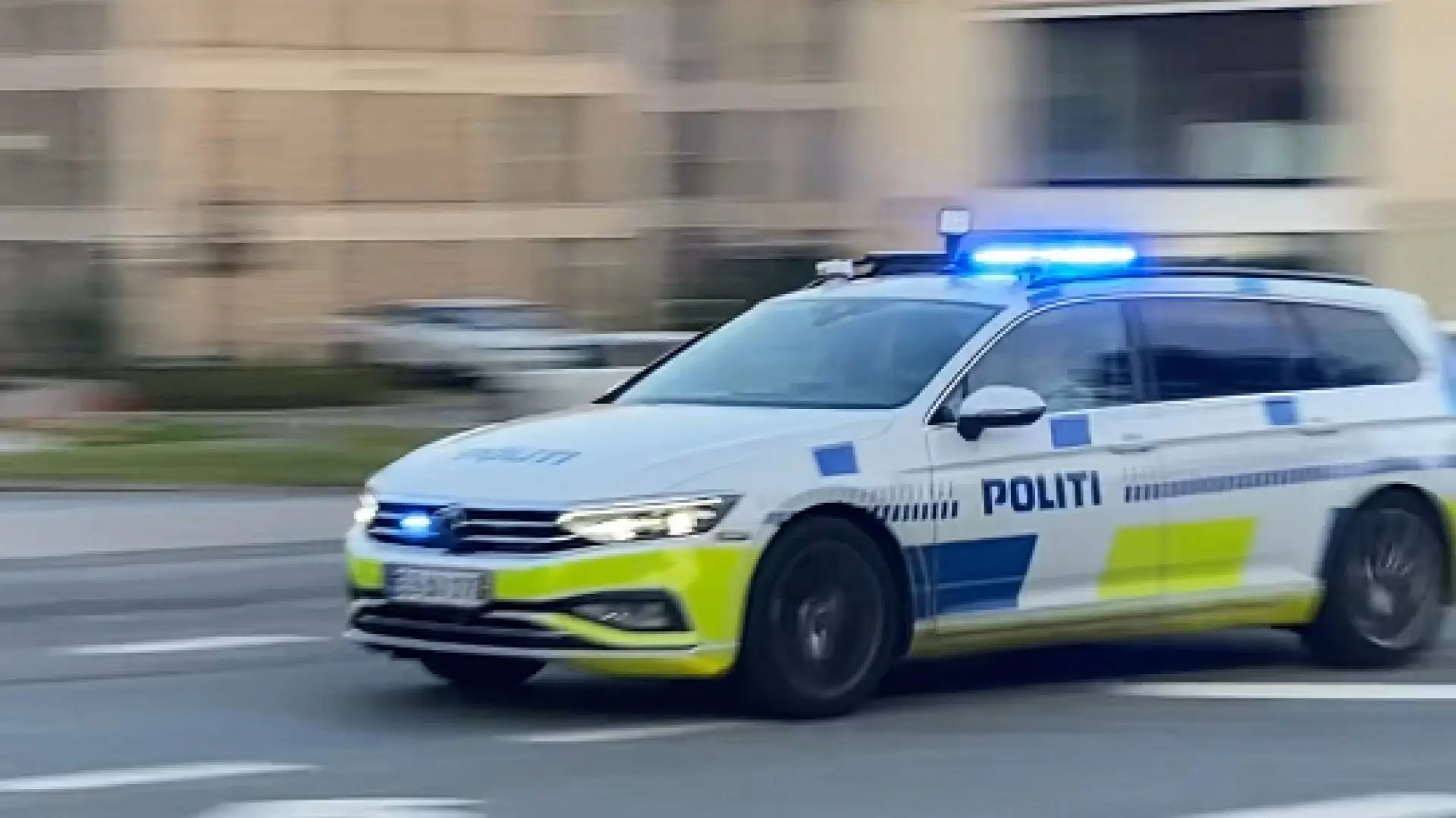 Ældre mand kaster dåse i hovedet på vagt ved letbanestation