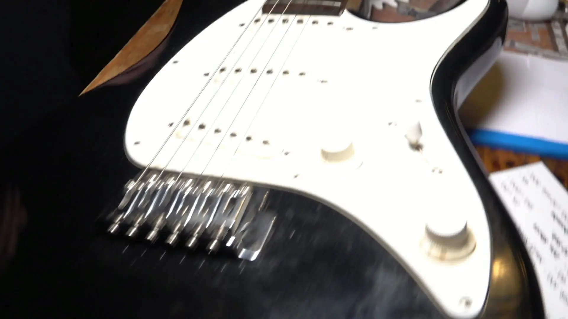 Klokken var fire om natten, da Celine fik fyr og guitar med hjem fra gaden