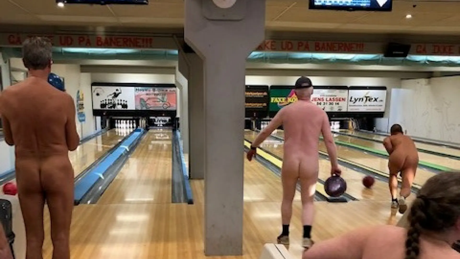 Kendt for nøgenbowling - nu lukker hallen