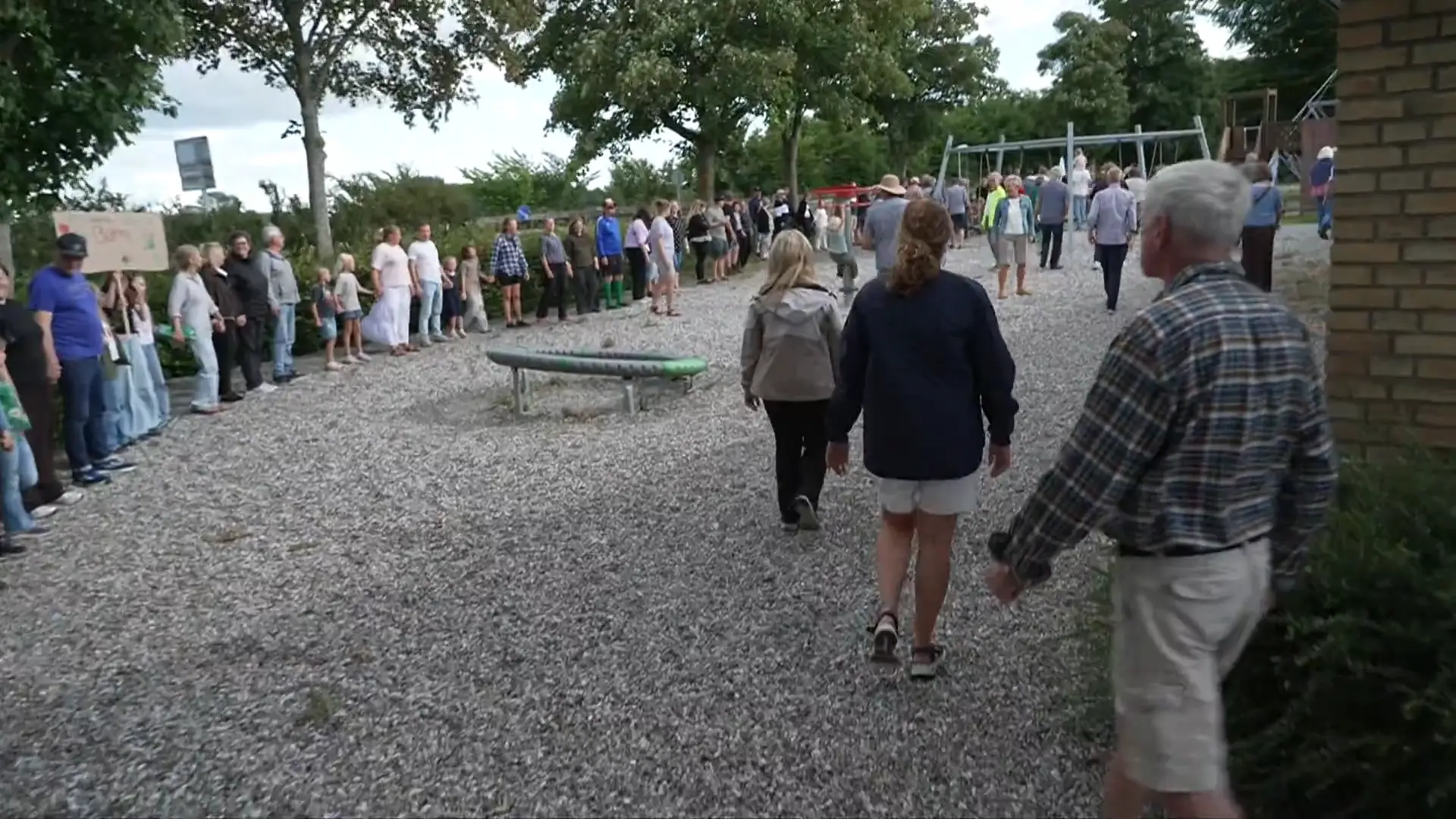 Forældre dannede ring om skole - nu sender byråd bøn til minister