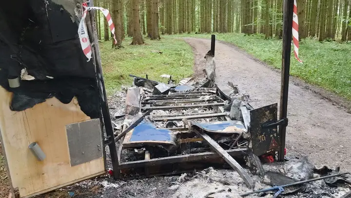 Trailer af plastik brænder i skov