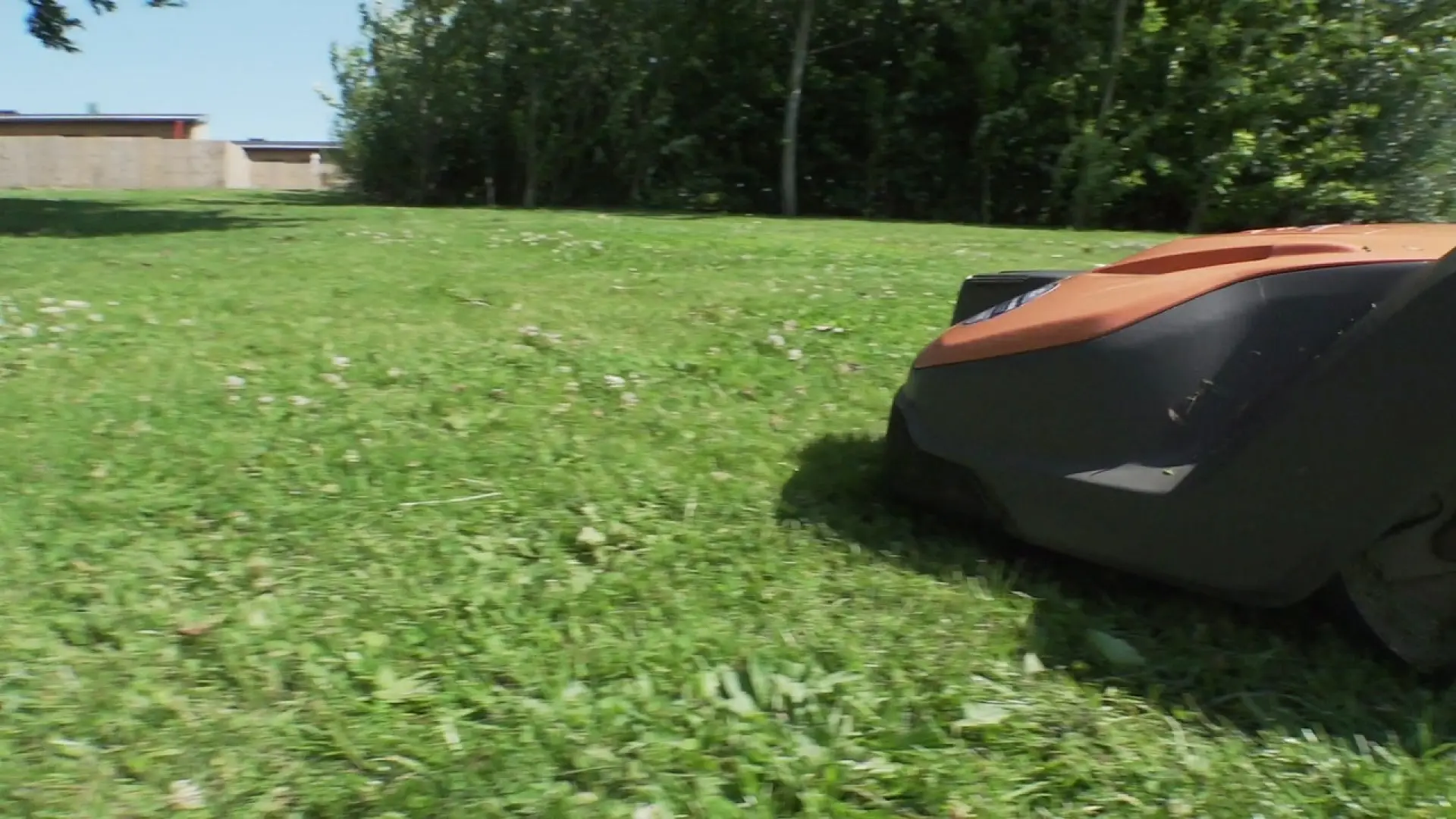 Dropper håndskubber og havetraktor: Fodboldbaner overtages af robotter