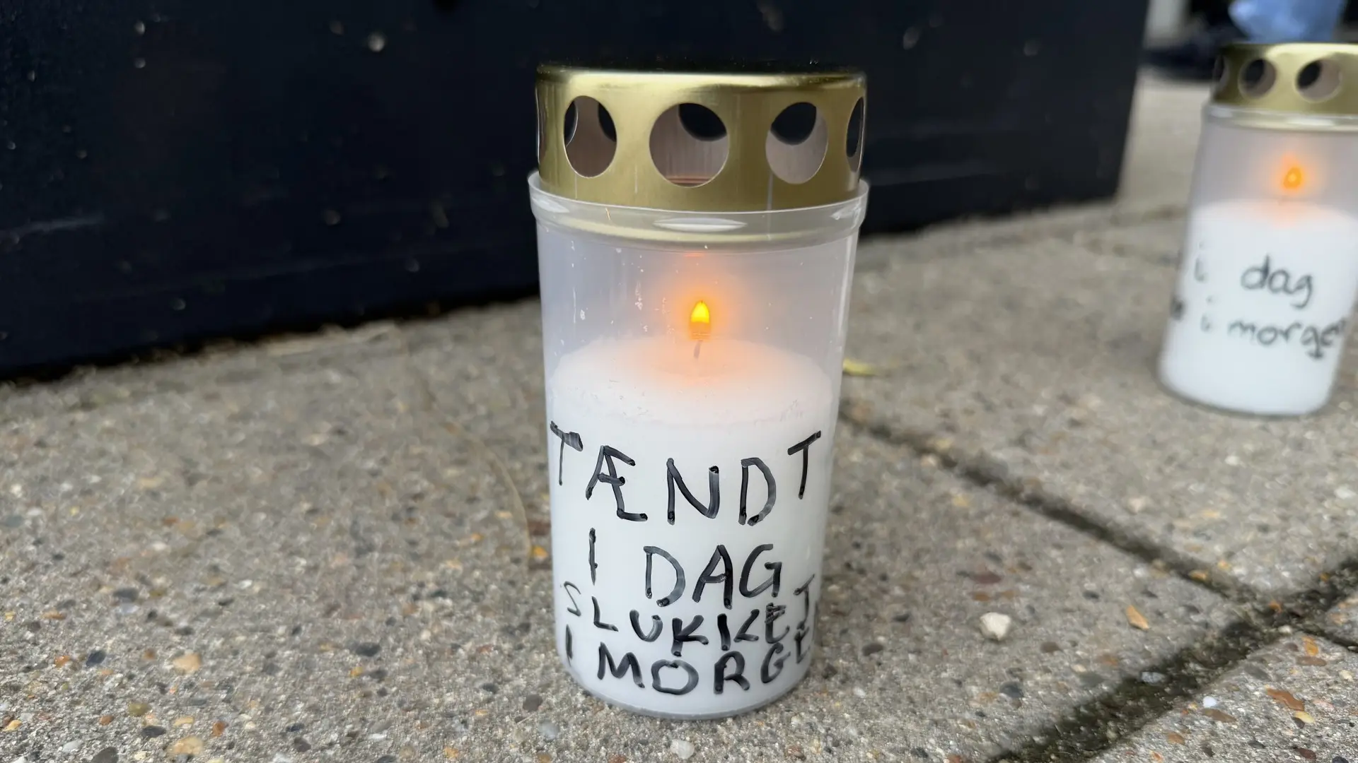 Se billederne: Borgere tænder lys i protest mod datacentre