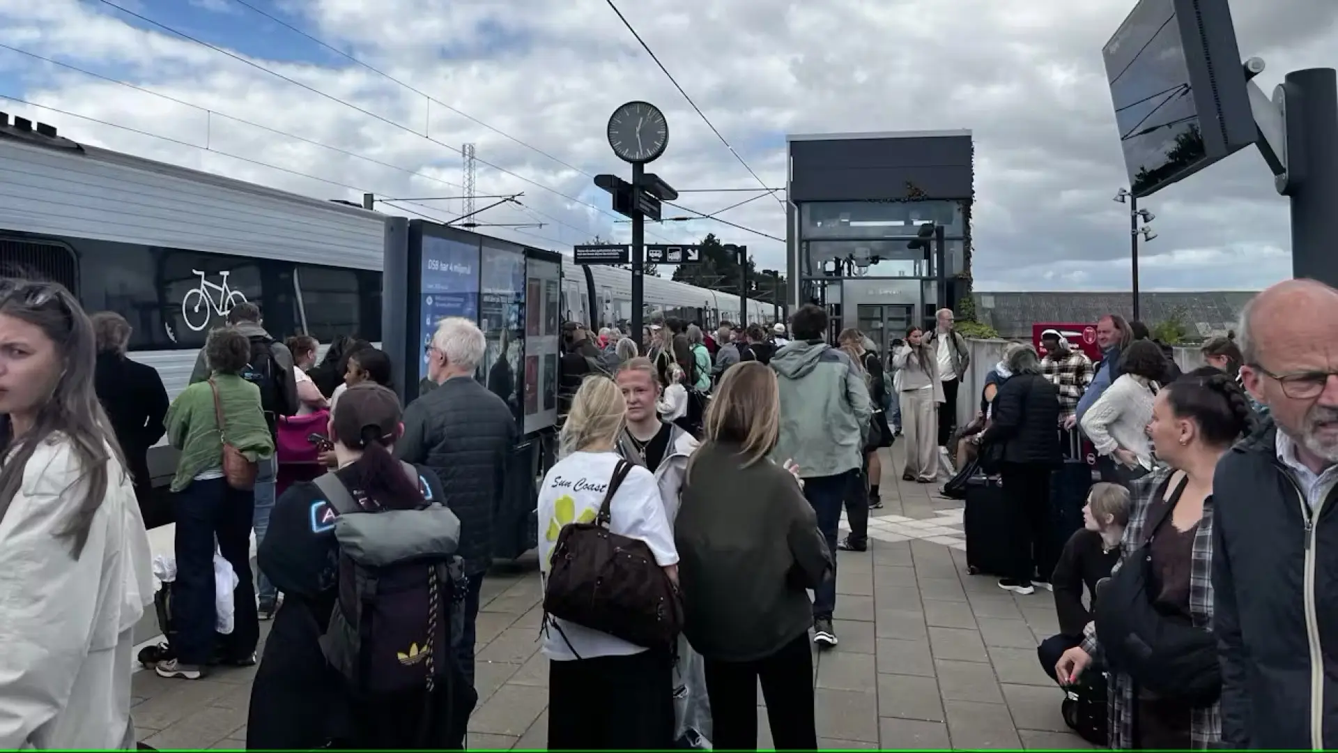 Røgudvikling på tog fra København - 200 passagerer evakueret