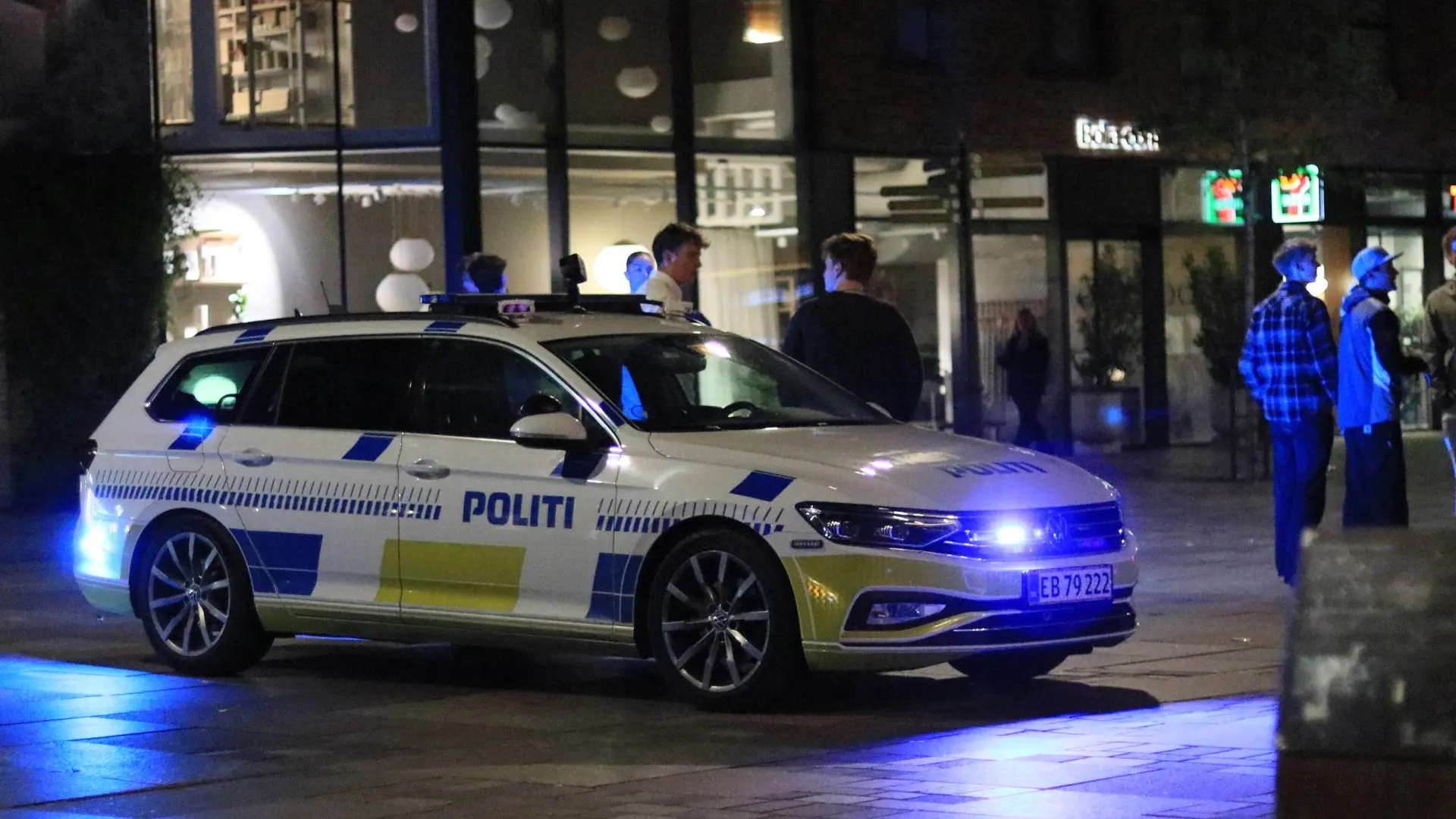 Fulderik uden hjelm på elløbehjul styrter på letbanespor