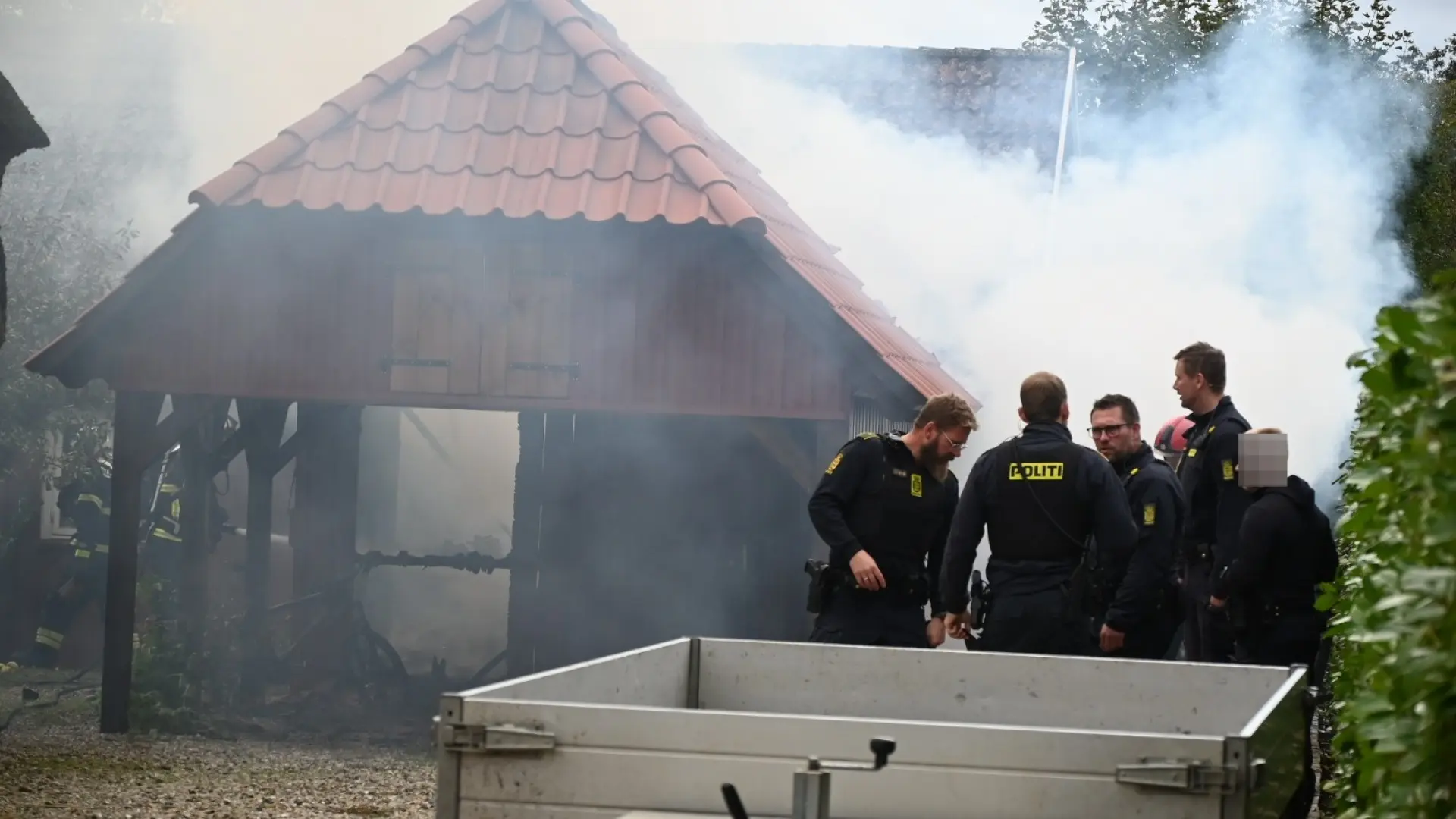 Garage brænder ned til grunden: - Flammerne står op fra taget