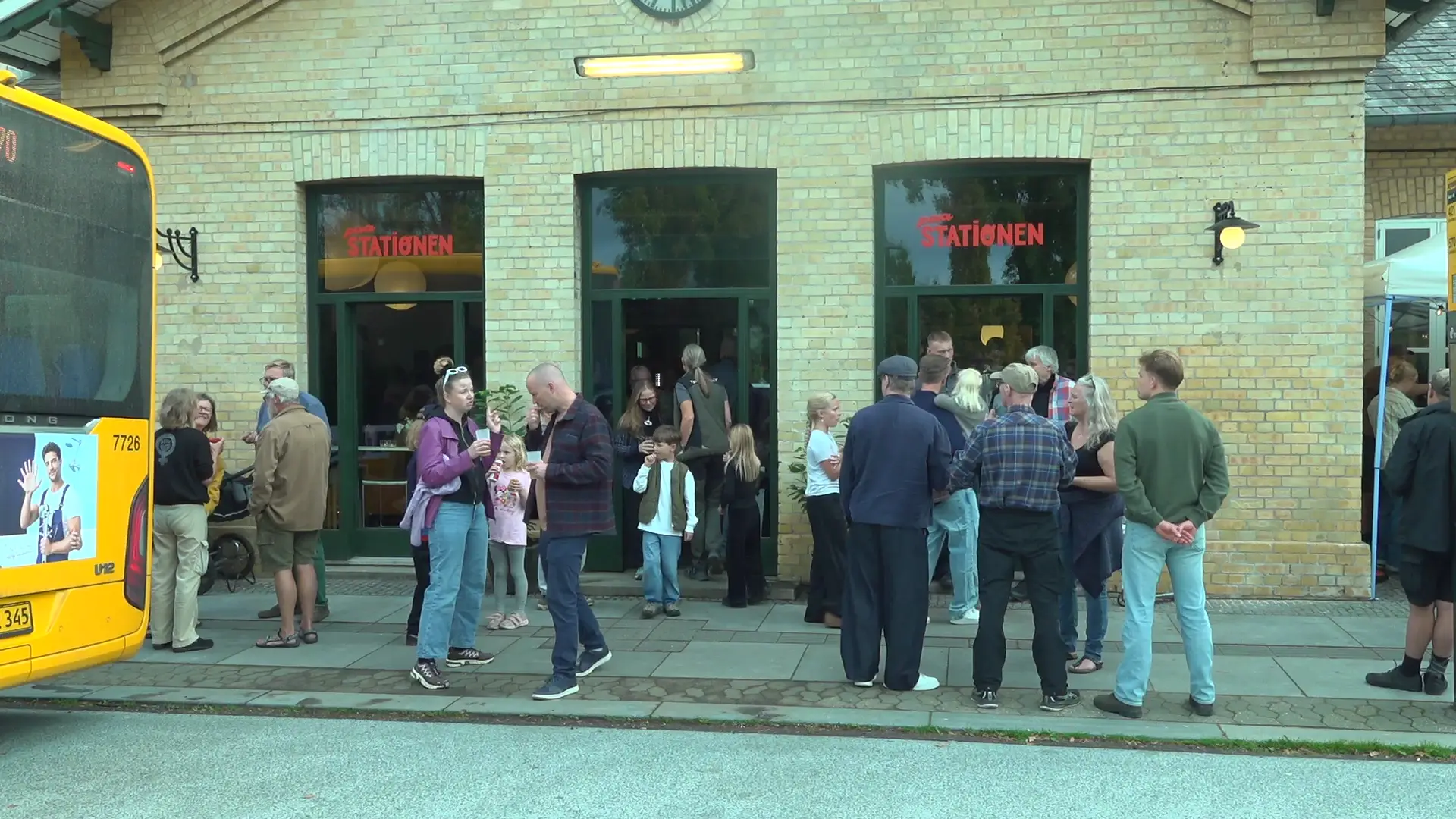 Hundredvis af gæster fejrer ny stationscafé