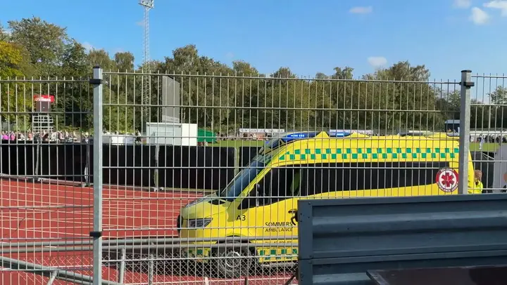 Kaos ved målstregen: Løber falder om efter at være kommet i mål - kørt væk i ambulance