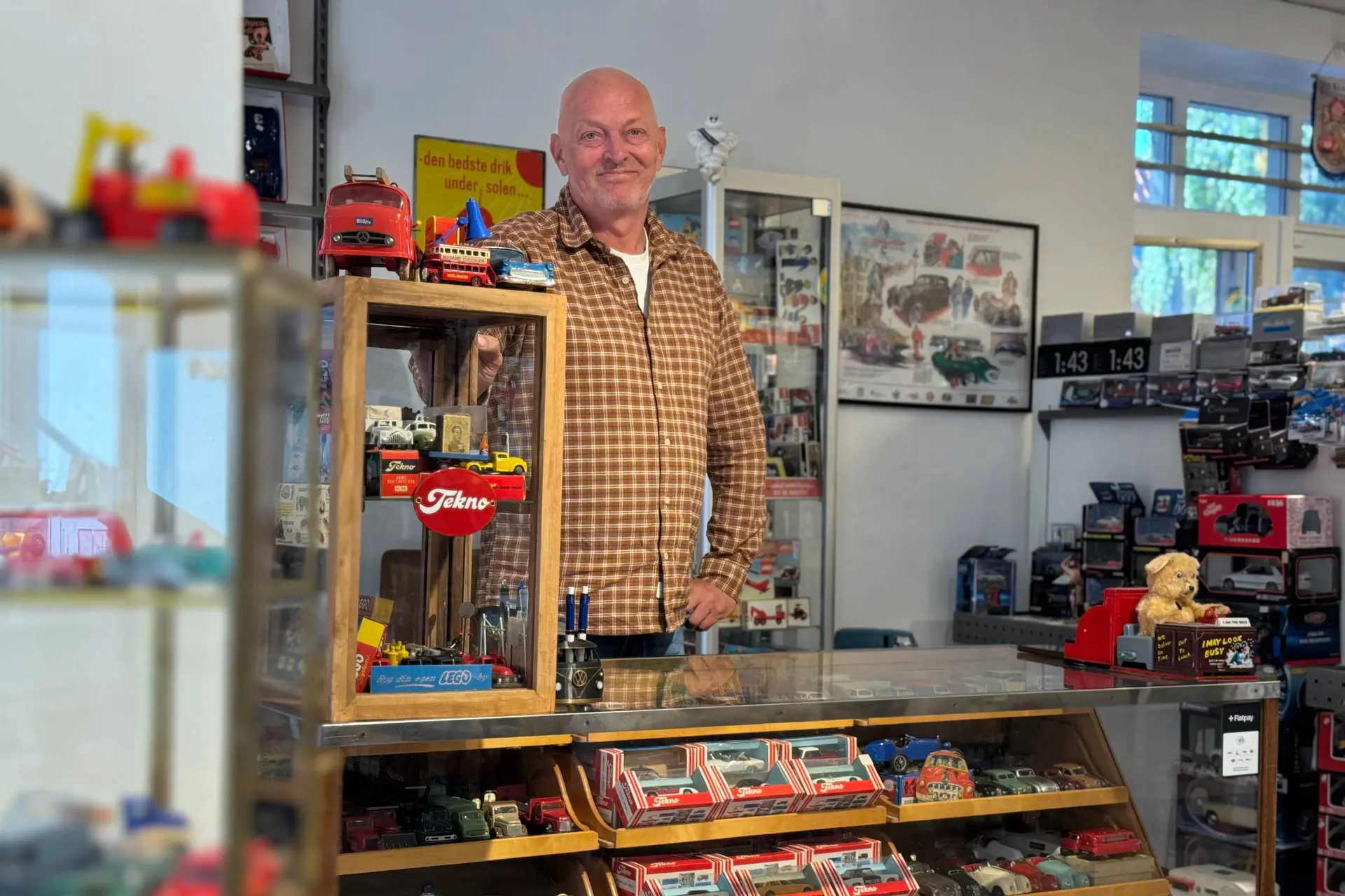 Henrik har åbnet helt særlig butik: I Veteran-Garagen har små biler meget stor værdi - Din Avis