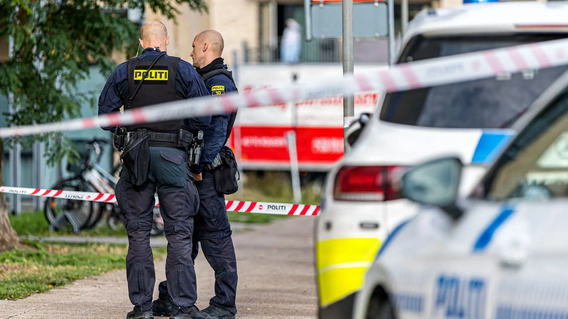 Politiet rykker ud til slagsmål - en person stukket i armen
