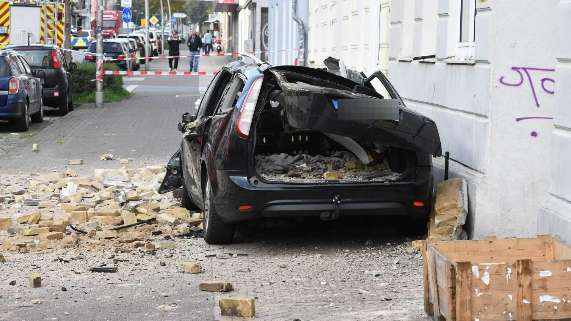 Tag og facade kollapser: Totalsmadrer bil på gaden