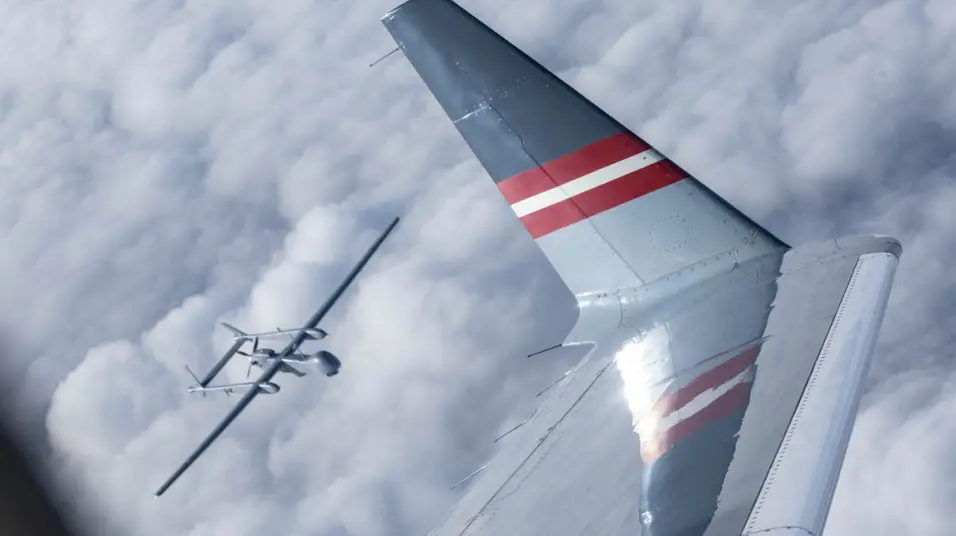 Kig op: Kæmpe militærdrone flyver over Aarhus i dag