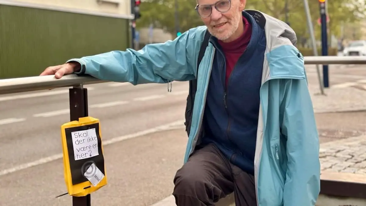 Klaus har problemer med at checke ind og ud – nu protesterer han med pap