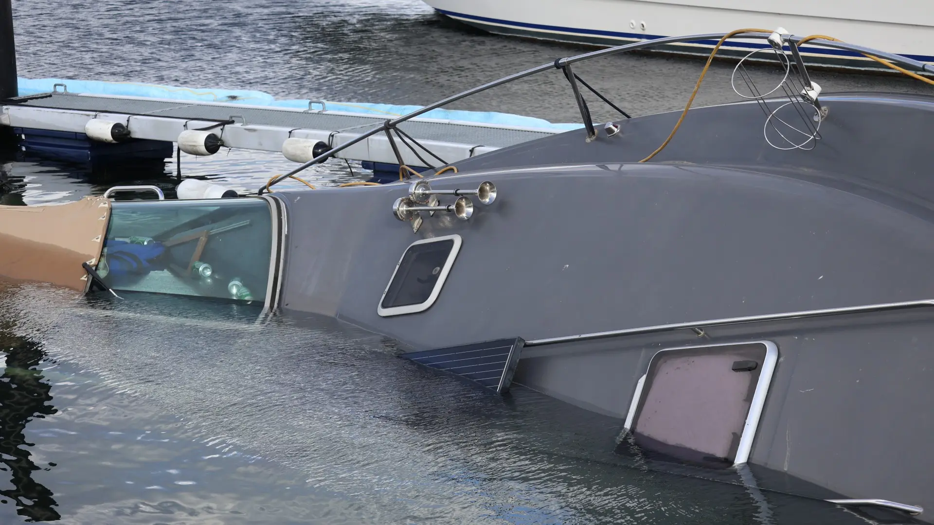 Sunket båd førte til mindre olieudslip i havn