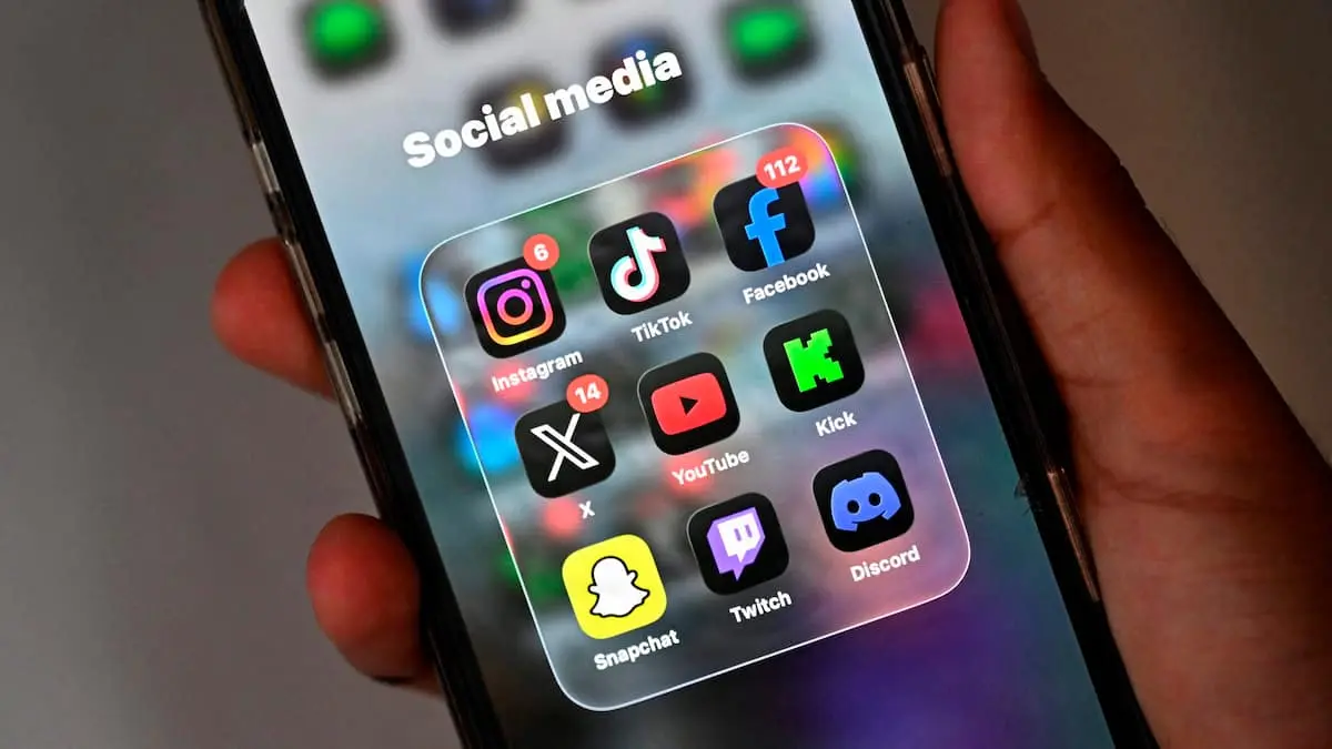Mette Frederiksen mener, at sociale medier stjæler børns barndom. Men på den anden side af Østersøen ser man helt anderledes på det