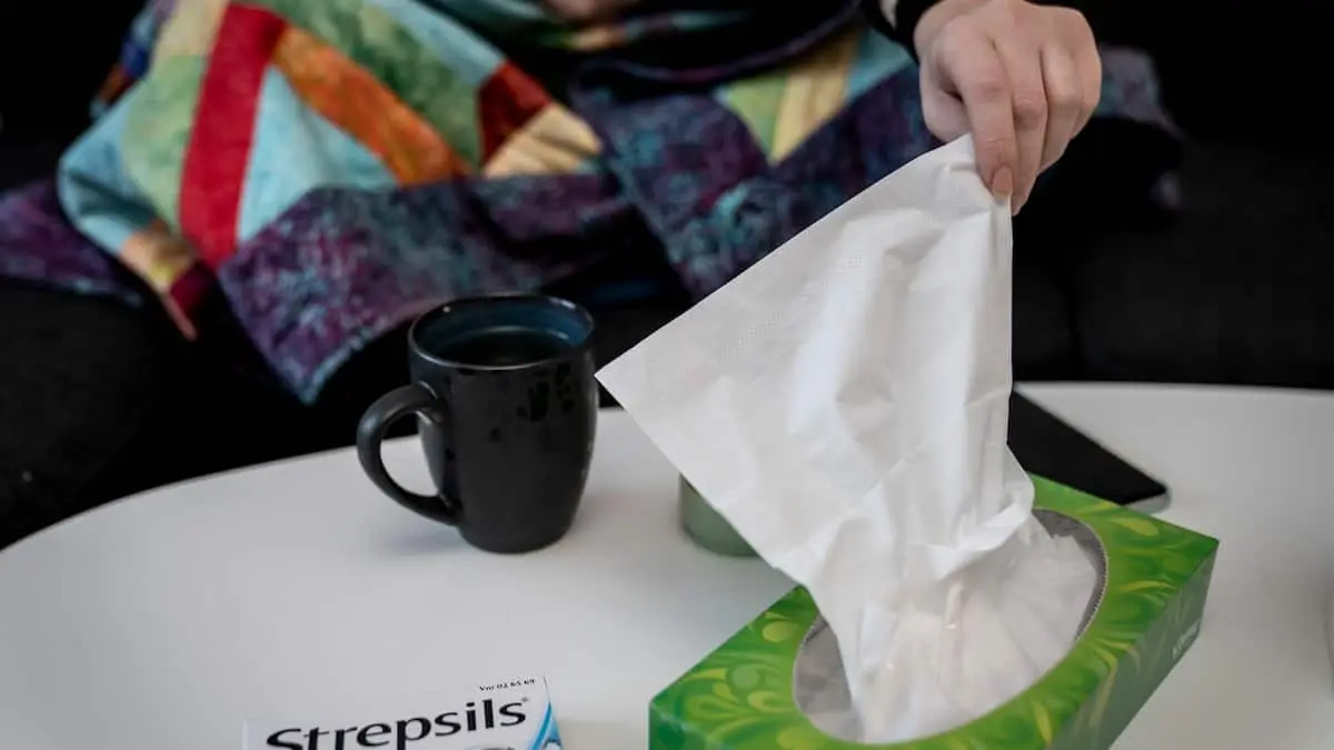 Hvornår må du sende din halvsyge kollega hjem? Her er cheflægens svar