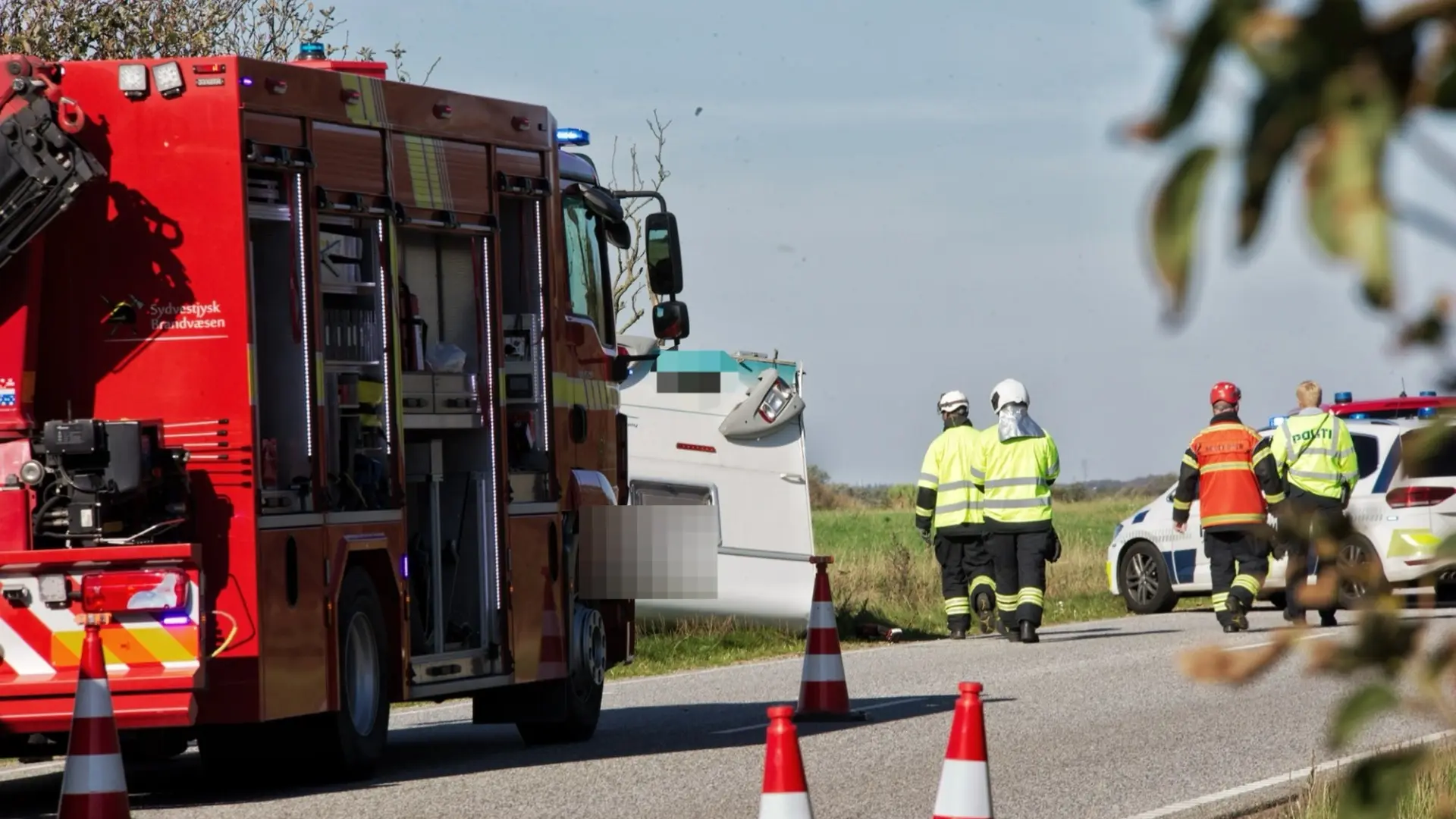 Campingvogn involveret i uheld: Blokerede spor på hovedvej og skabte kø i begge retninger