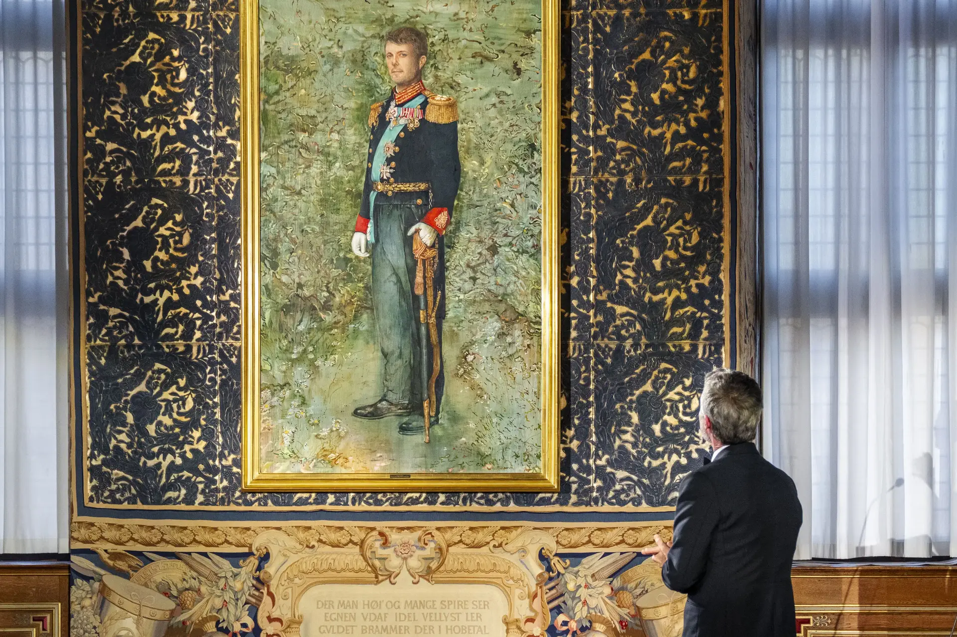 Anmeldere ser vidt forskelligt på portræt af kong Frederik