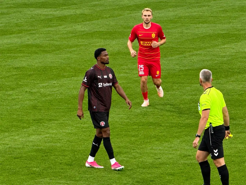 Superliga-stjerne smider penge i tifokassen - Indkast