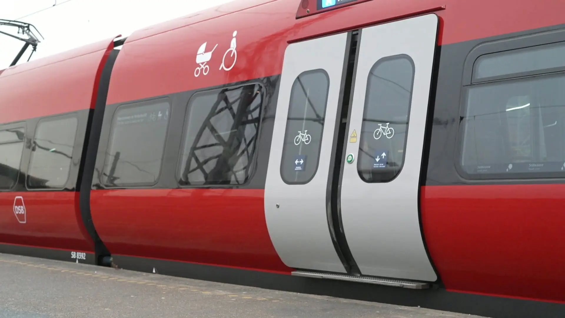 Vi vil have færre biler på vejene. Så hvorfor gør vi det dyrt at tage bus, tog og metro?