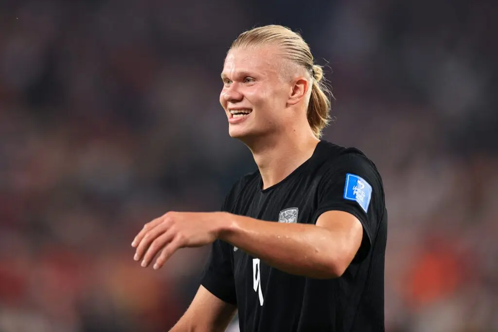 Haaland knækker sammen af grin på live tv – Sky må undskylde - Indkast