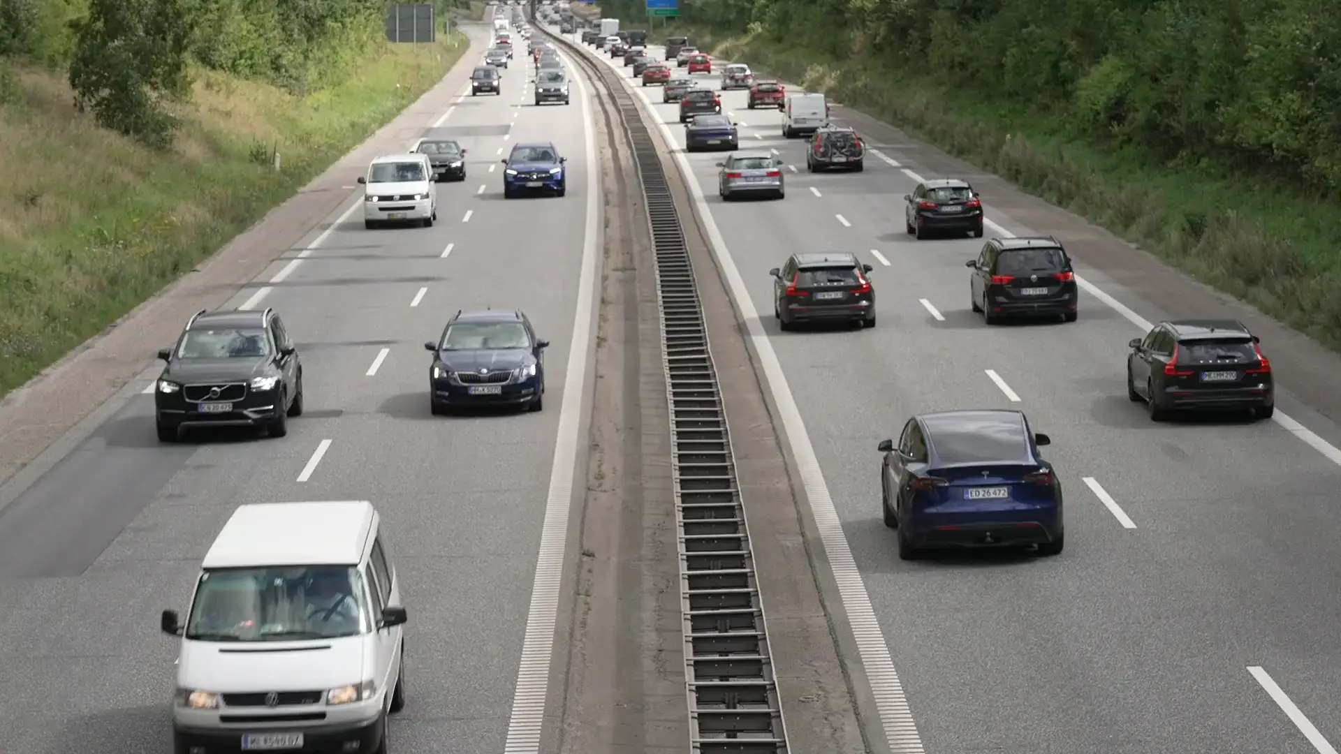 Del fra trailer spærrer spor på motorvej: - Pas på