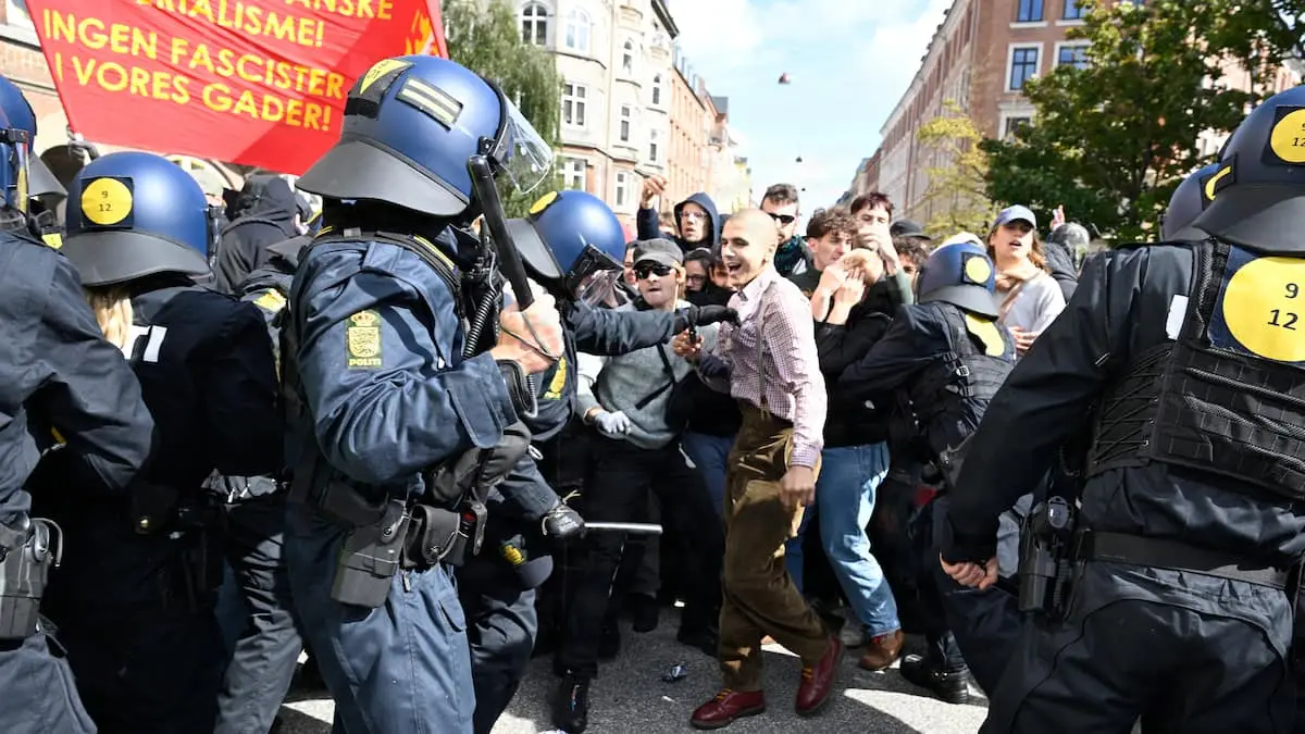Politiet fjerner demonstranter, der blokerer gade i København
