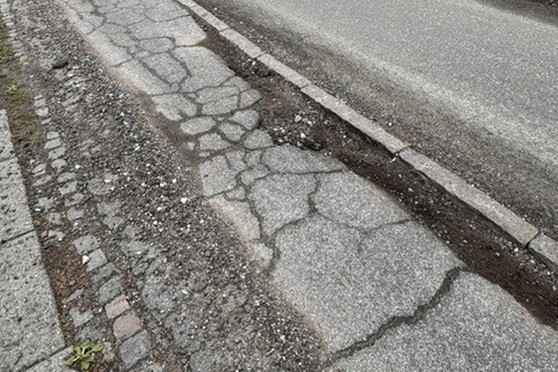9 cm dybt hul i asfalten: Karsten fik regning på over 2.000 kr. for nyt dæk - Din Avis