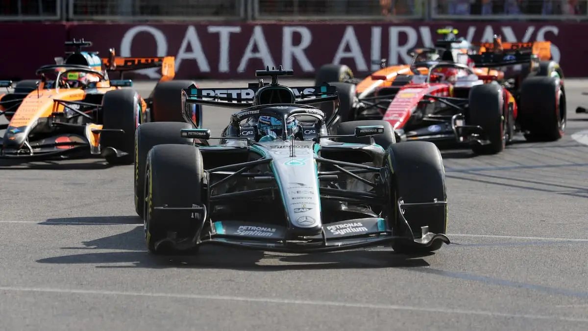 George Russell haler ind på Formel 1-konkurrent med sejr i Baku