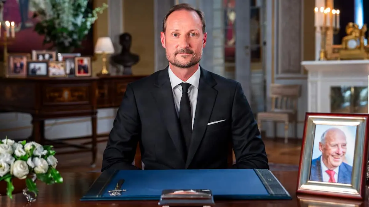 Kong Haakon hylder sin far i første tale efter kong Haralds død