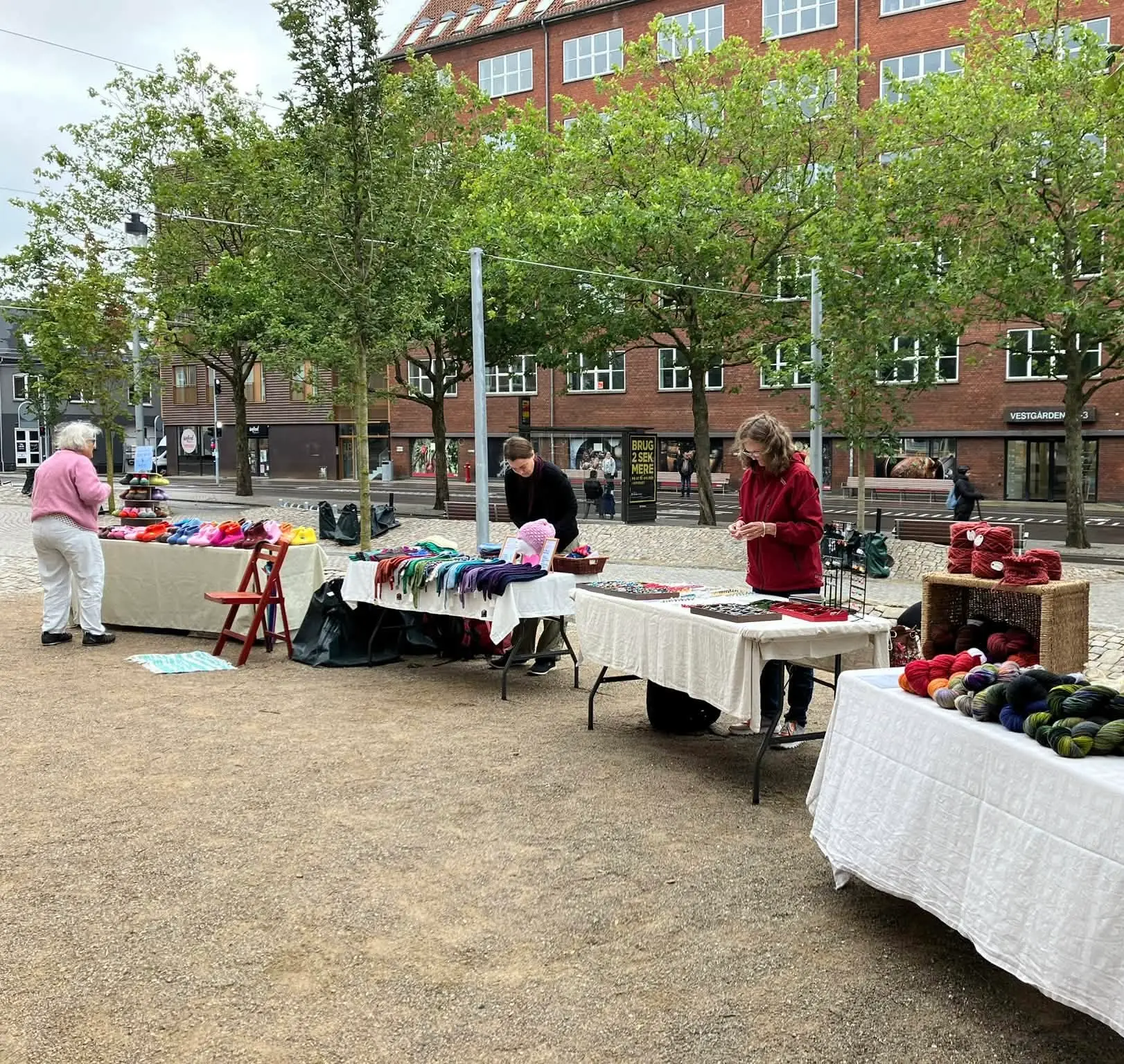 Hyggeligt håndværkermarked holder til på Vesterbro Torv