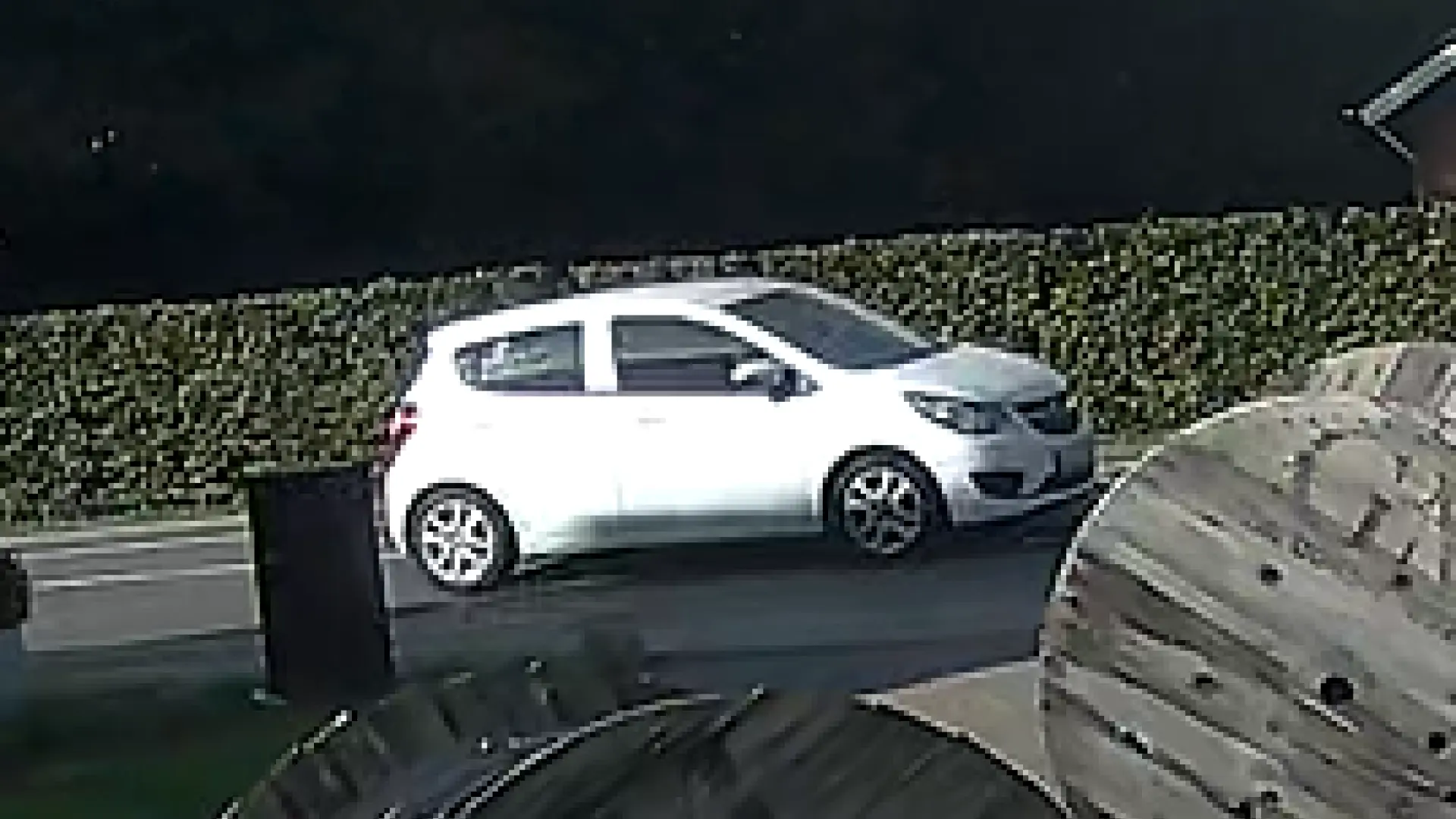 Fodgænger blev påkørt - nu ønsker politiet kontakt med ejer af hvid bil
