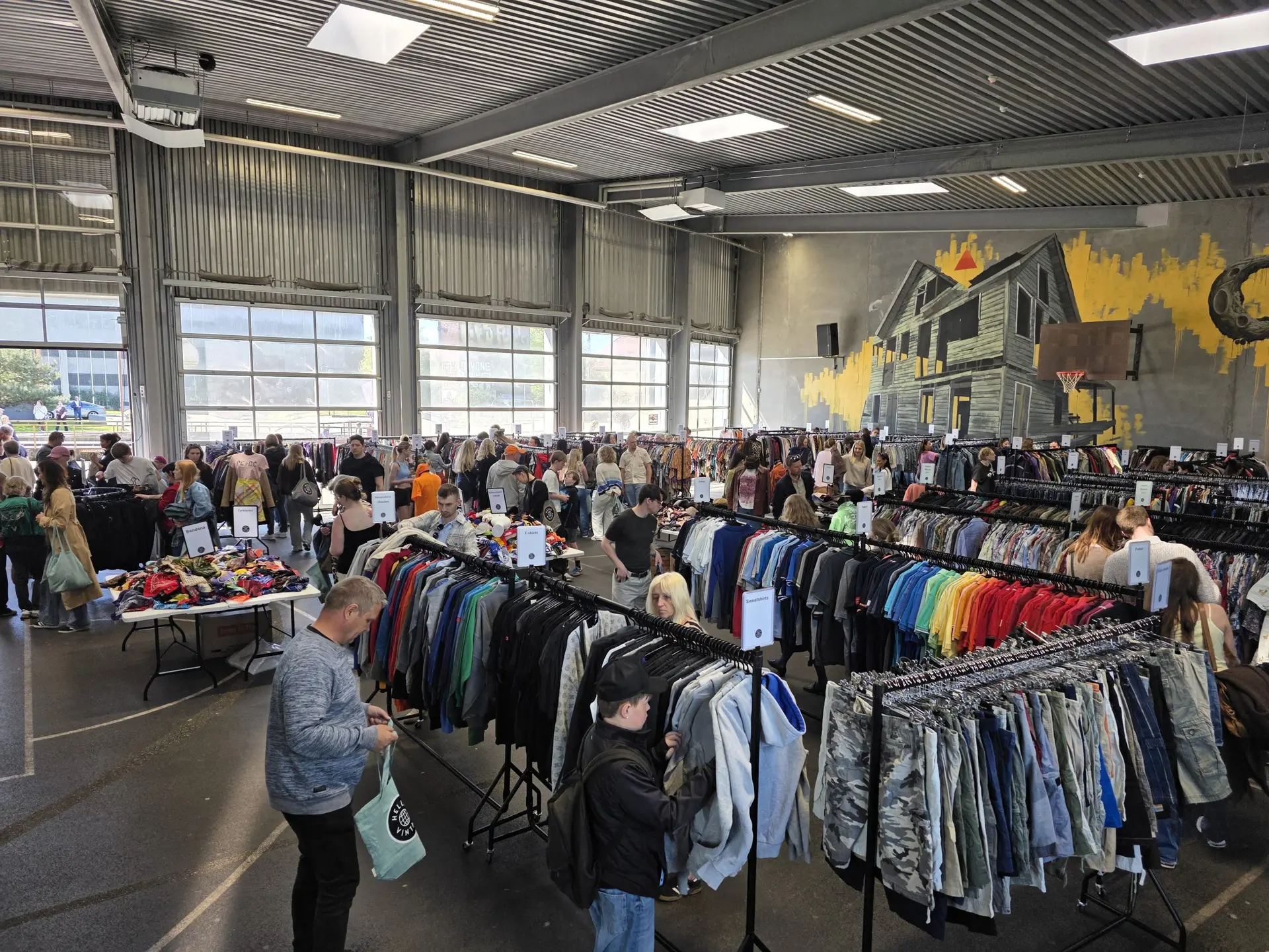 Vintagejagt i weekenden: 2,5 tons tøj lander i Aarhus