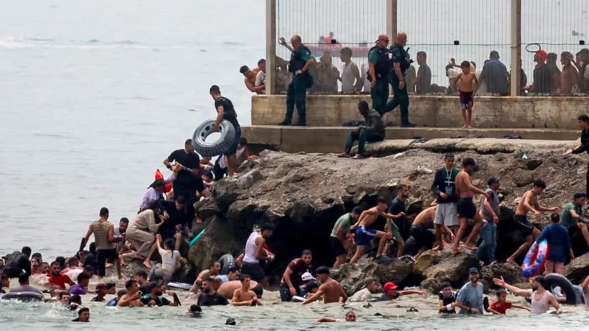 Voldsomt migrantpres får Ceuta til at bede Spaniens regering om at erklære en national undtagelsestilstand