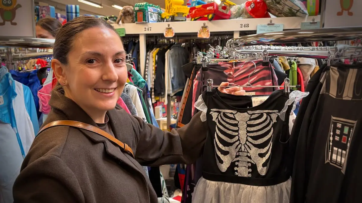 Halloween på budget? Laura jagter kostumer til højst 50 kroner
