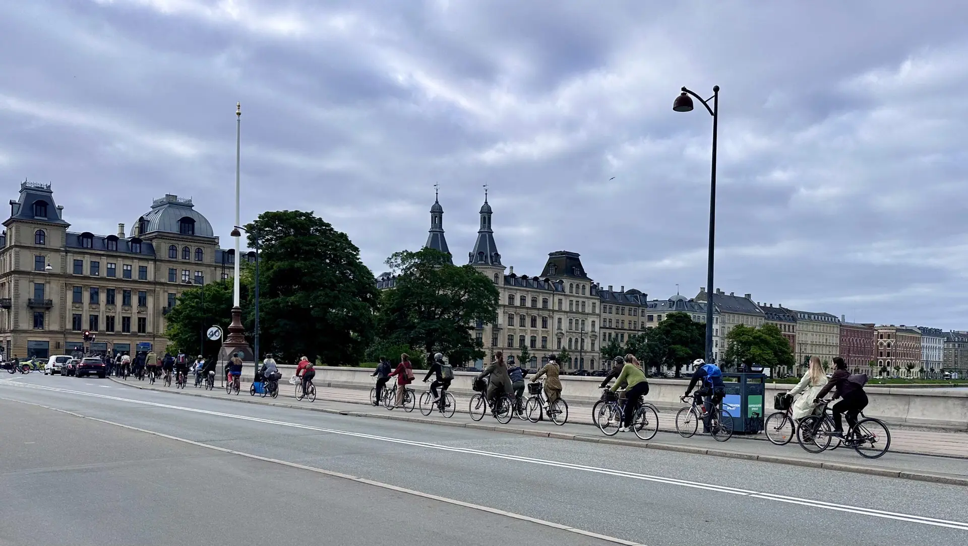 Galt eller genialt: Vil have cykelbro over Søerne