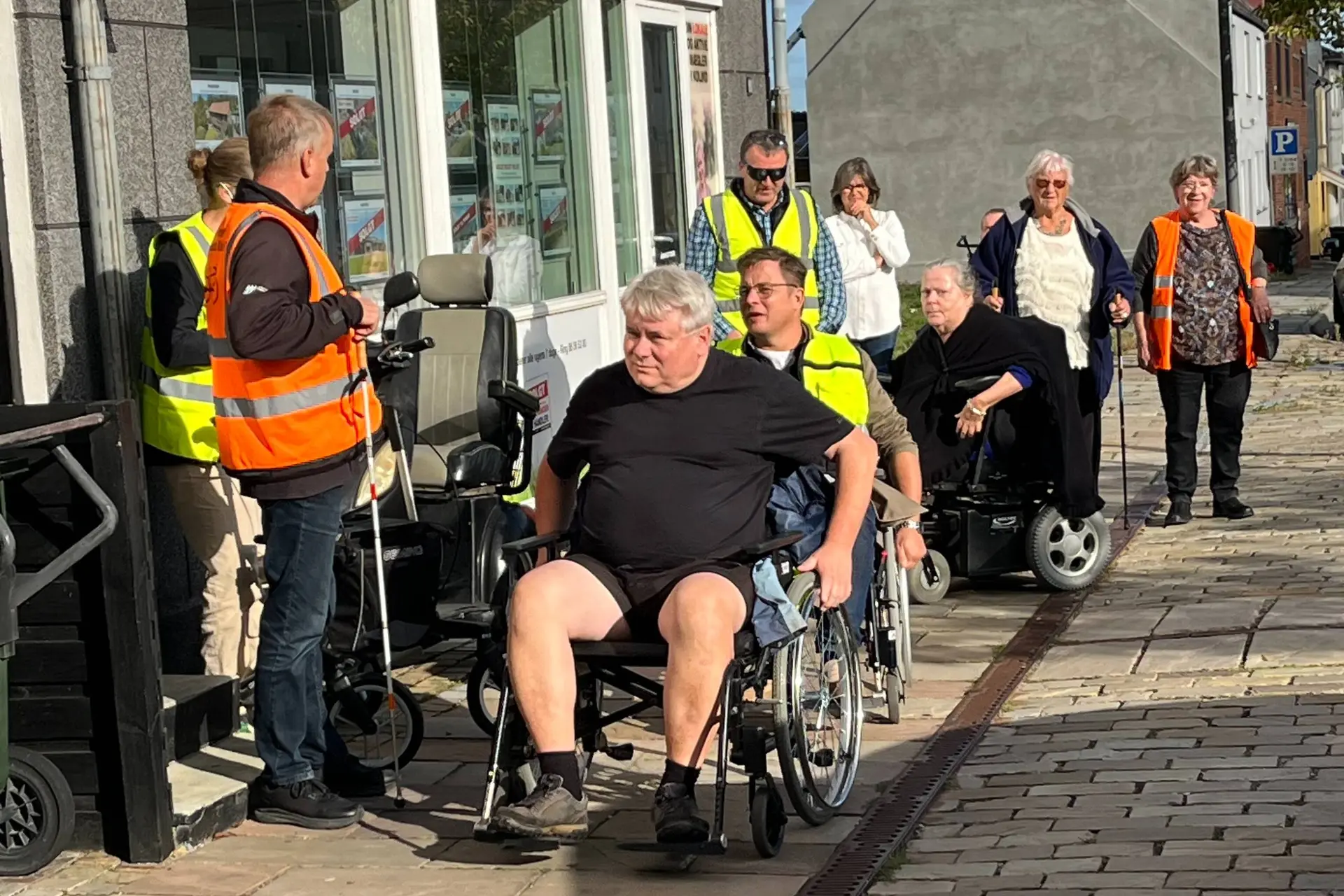 »Prøv et handicap for en dag«: Politikere i kørestol og med høreværn og blindestok - Din Avis