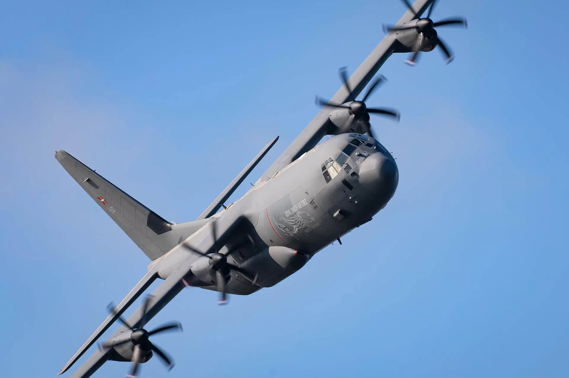 Spektakulært syn: To militærfly letter fra Aalborg i særlig formation