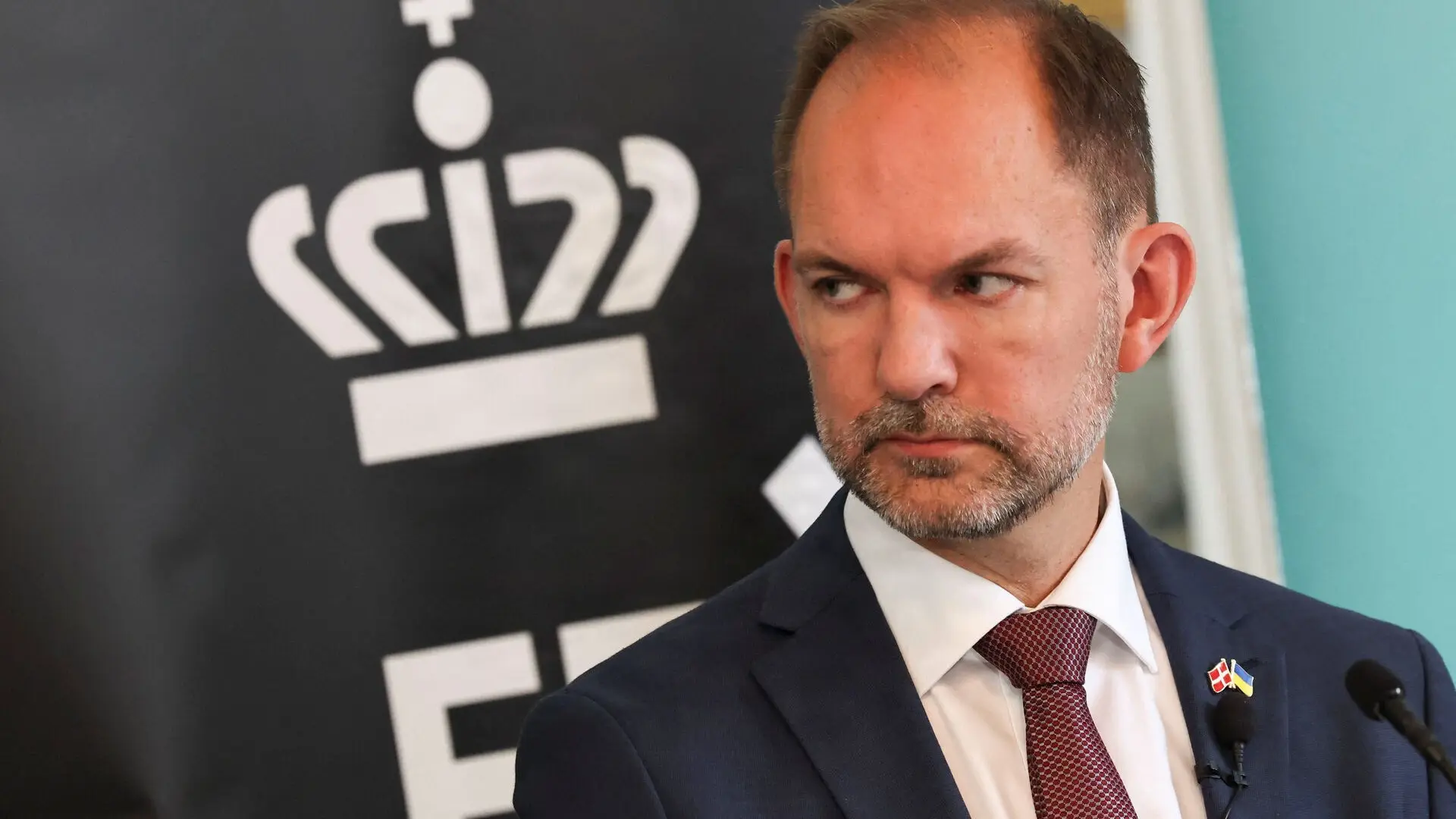 Forsvarsminister undgår næse