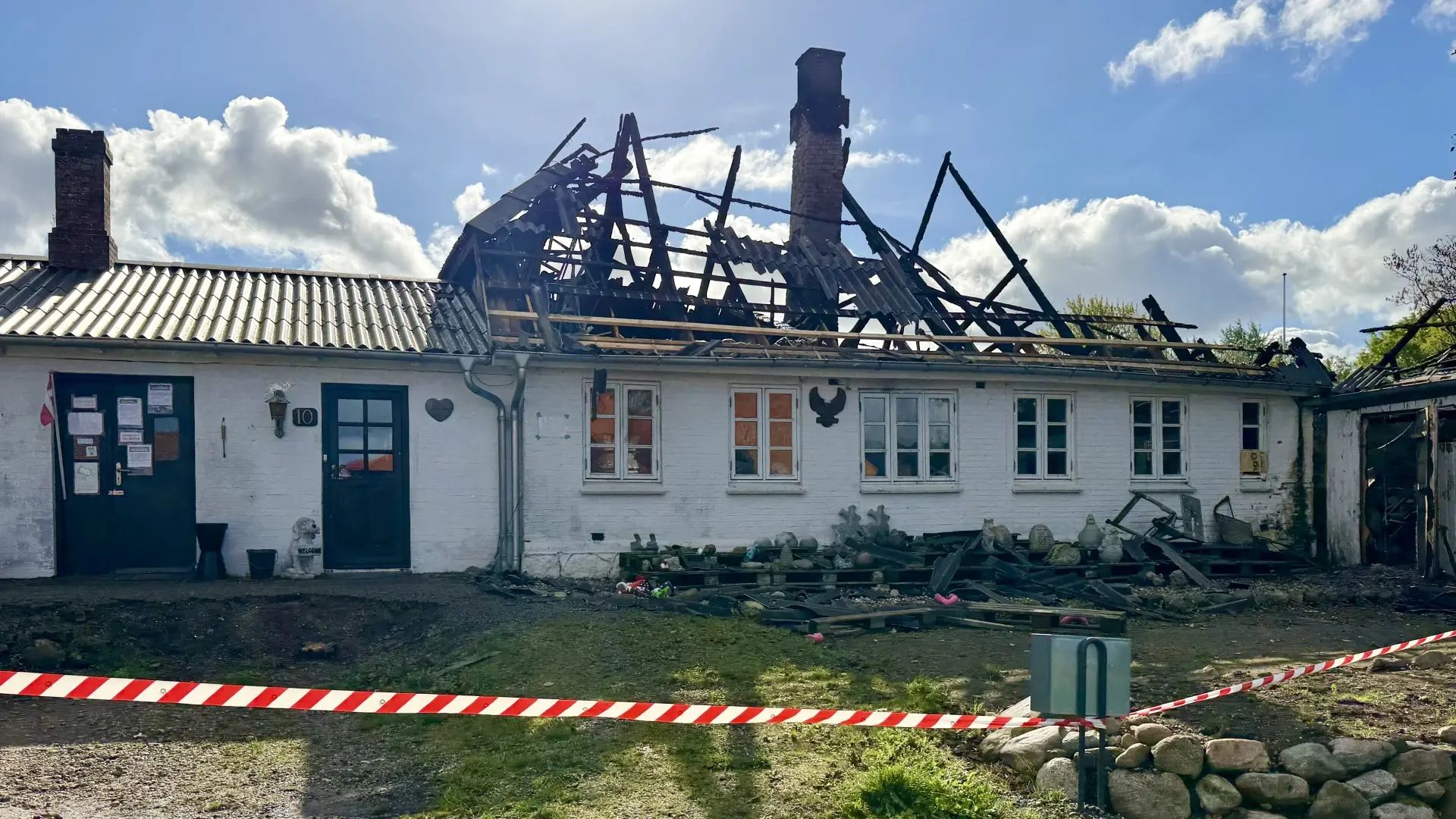 Se billederne: Sådan ser det ud dagen efter voldsom brand