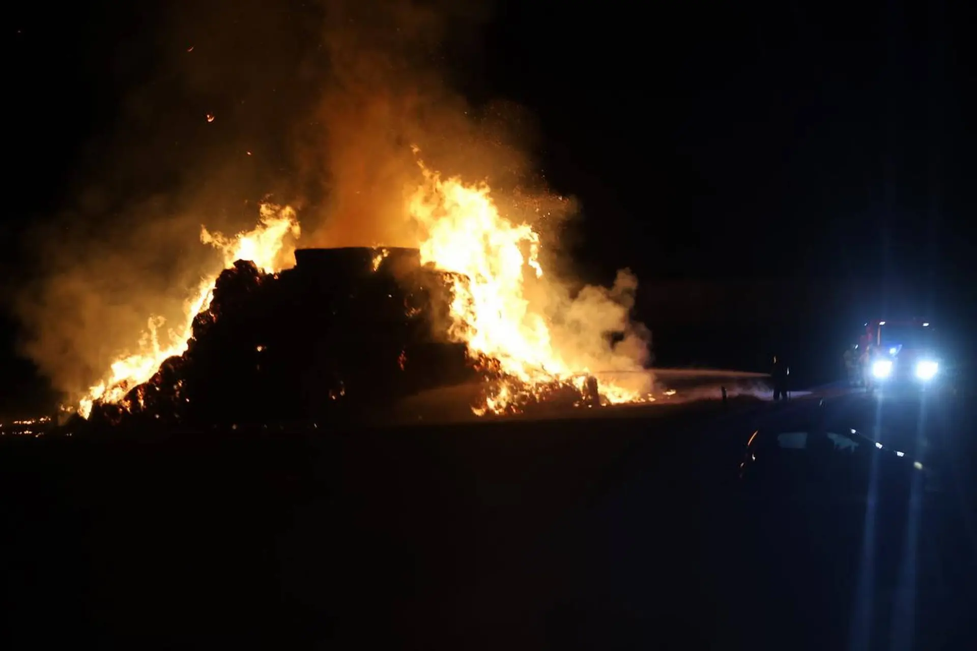 Meterhøje flammer oplyste natten – og fik flere til at reagere - Din Avis