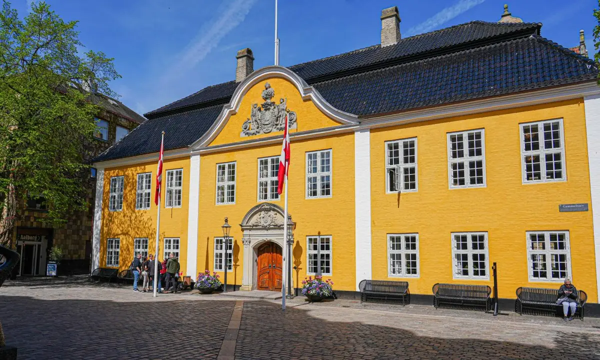 En "lykkelig" underskudsforretning: Udenlandske par strømmer til Aalborg for at blive gift