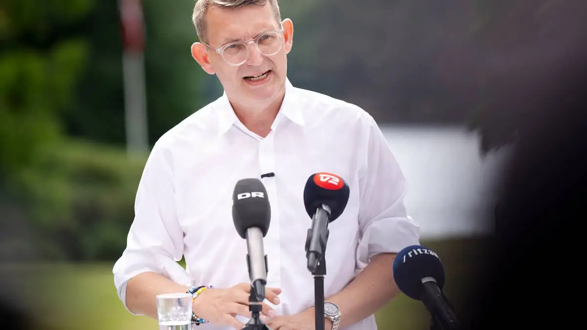 Fire ud af 18 V-politikere går mod formanden