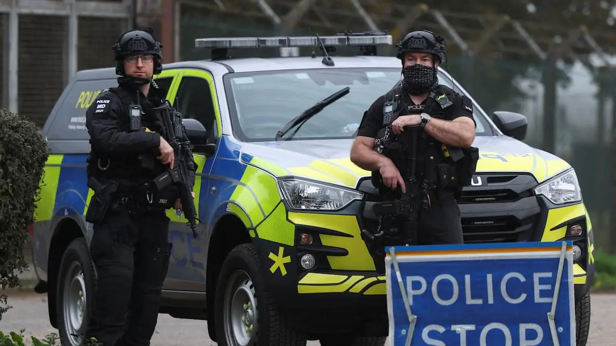 Britisk politi har ikke fundet sprængstoffer i efterforskning af mulig terrorplan mod flybase