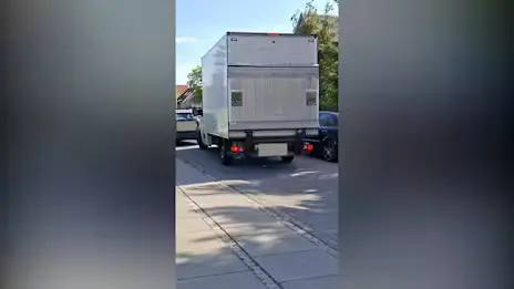 Gymnasieelevers mange biler vækker bekymring i villakvarter - TV 2