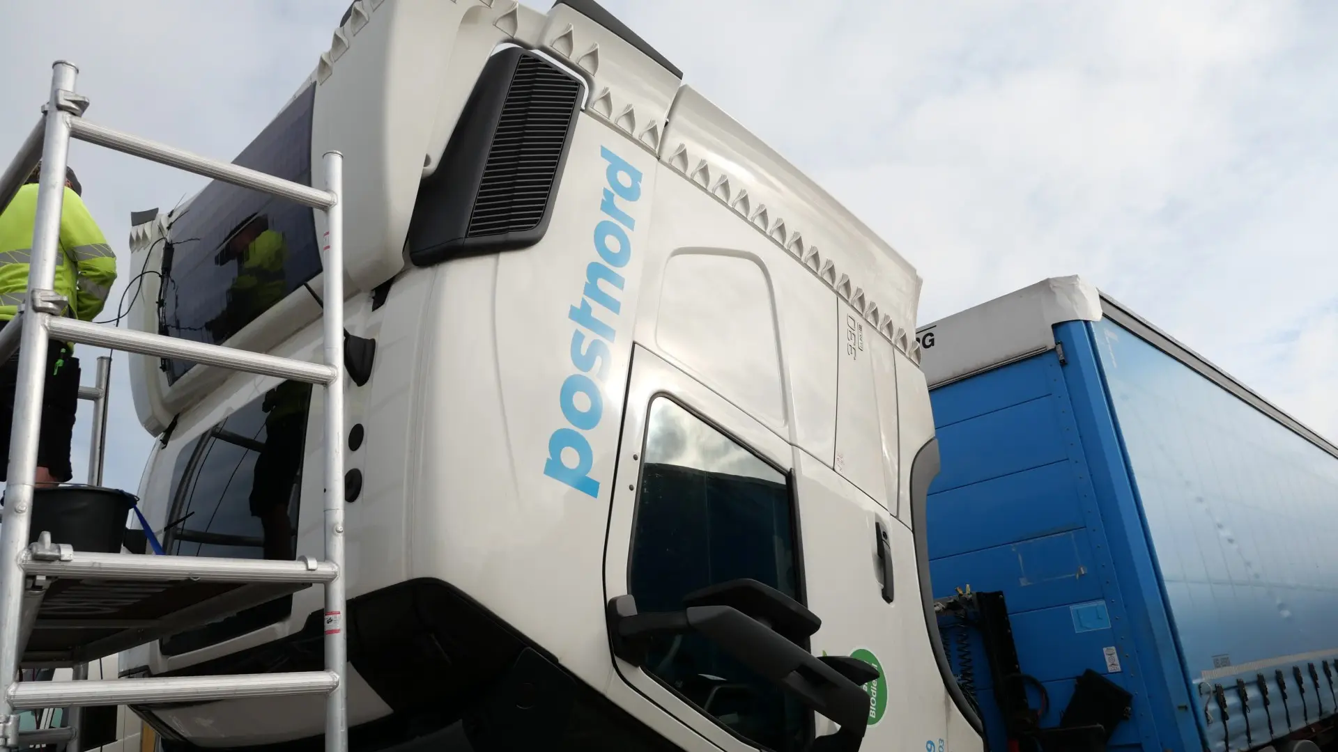 Solceller skal aflaste motoren på PostNords lastbiler