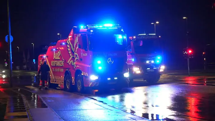 Video viser nedbrudt bus blive trukket væk fra letbanespor