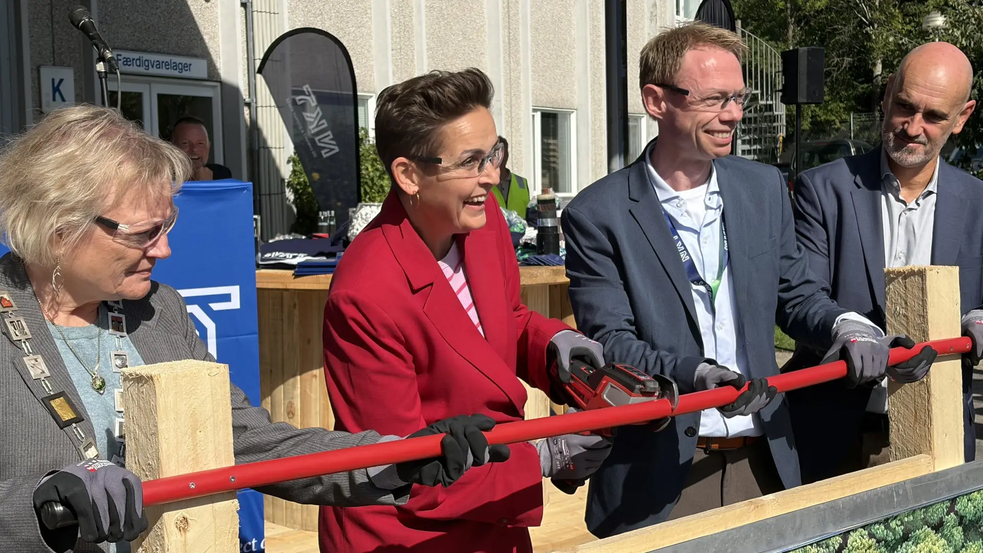 Minister klipper kablet til udvidet fabrik