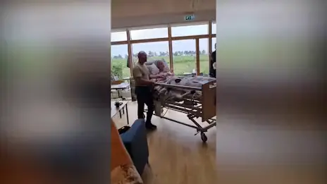 Kendt musiker gav patient på hospice ønskegave - TV 2